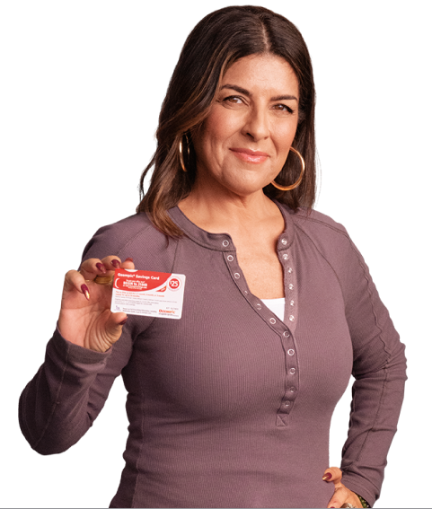 Maria (representada por una actriz) sosteniendo la pluma de Ozempic®  (semaglutide) injection 0.25 mg o 0.5 mg 