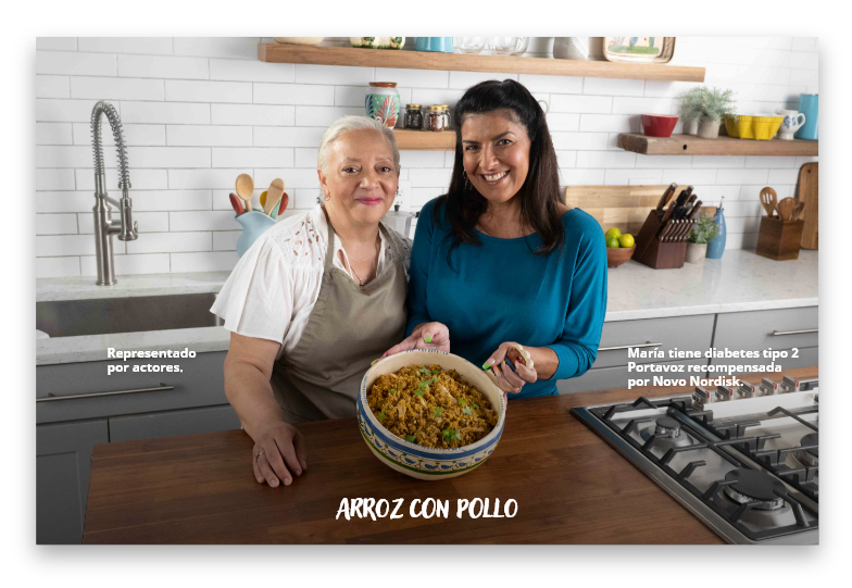 Imagen en miniatura con el signo de video de María y su abuela en la cocina mostrando un plato que prepararon 
