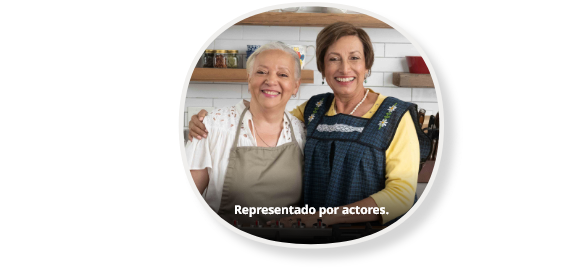 Foto de dos abuelas vestidas con delantal rodeadas de ilustraciones de ingredientes y utensilios de cocina